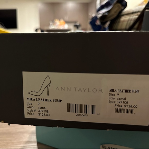 ANN TAYLOR LEATHER PUMP - Picture 2 of 5